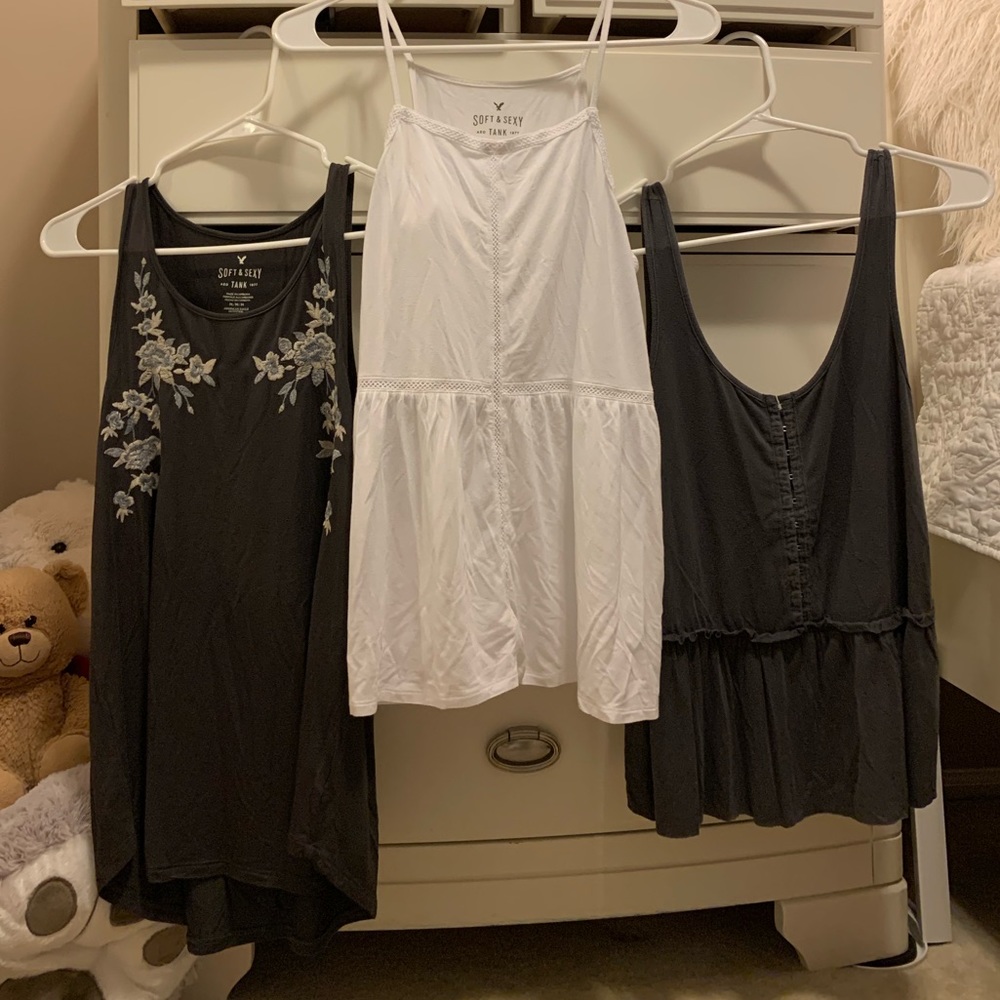 🌸THREE American Eagle Tanks🌸